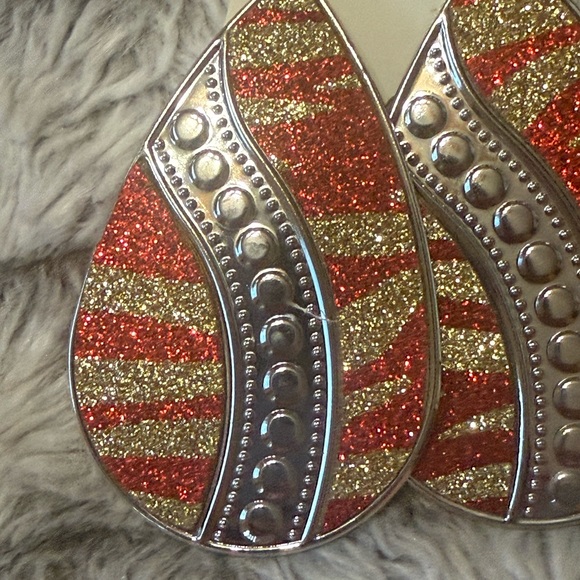 🌸4 for $10 NWT It Girl Red and Gold Glittery Teardrop Earrings - Picture 2 of 6